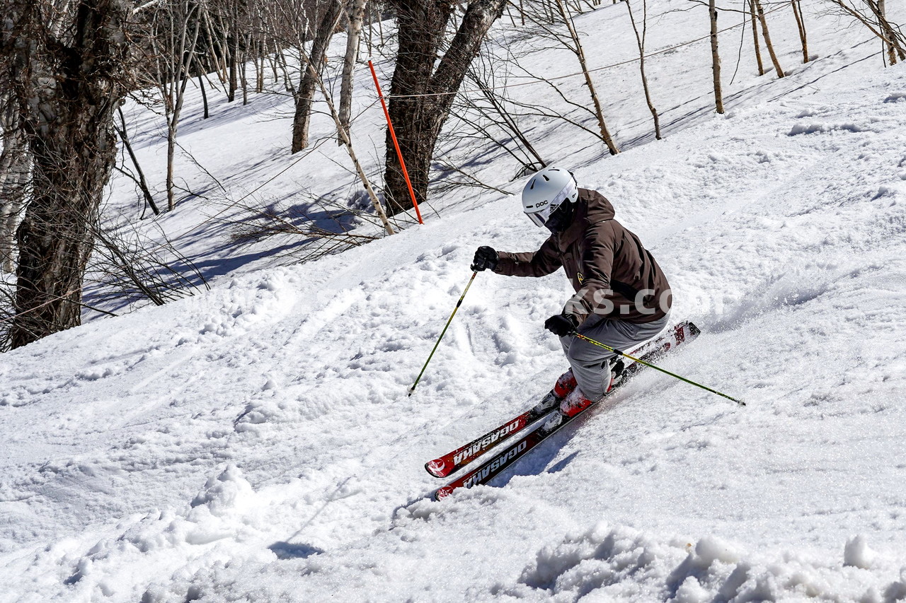 札幌国際スキー場 Mt.石井スポーツ ISHII SKI ACADEMY 校長・斉藤人之さんによる『斉藤塾』開講。本日のテーマは、「春雪！コブからスキーのたわみを楽しむ！！」(^^)v